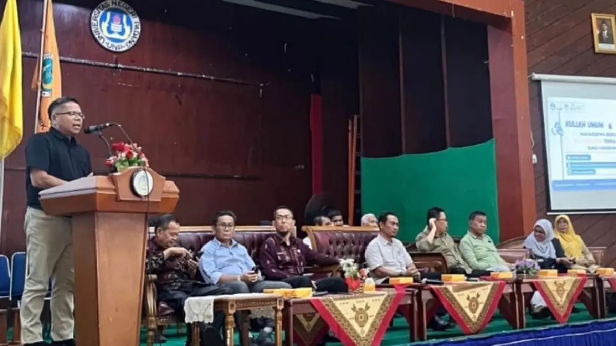 Dekan FMIPA UNP, Prof. Dr. Yulkifli, S.Pd., M.Si memberi sambutan pada kuliah umum. (Foto: KKPS UNP)