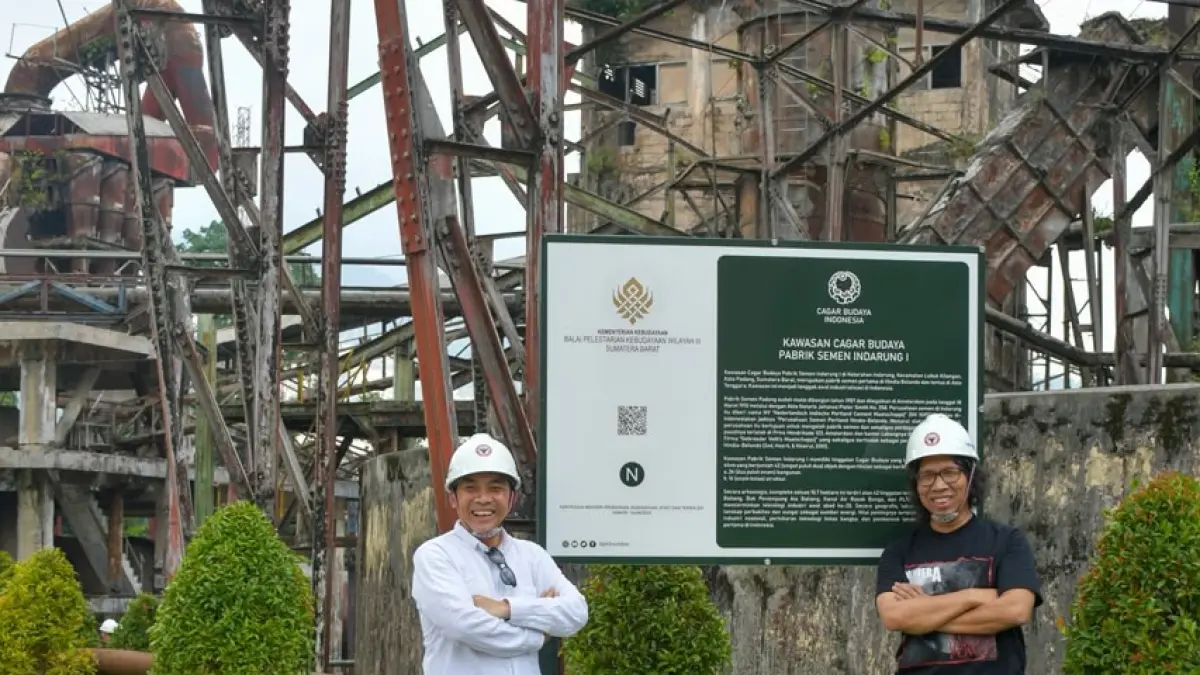 Direktur Warisan Budaya Kementerian Kebudayaan, Agus Widiatmoko (kiri), mengunjungi Cagar Budaya Nasional Pabrik Indarung I, Jumat (4/9/2026).