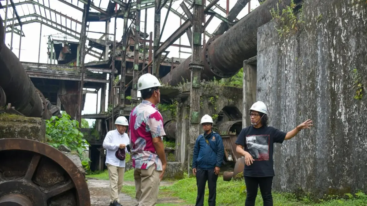 Direktur Warisan Budaya Kementerian Kebudayaan, Agus Widiatmoko, saat mengunjungi Pabrik Indarung I, Jumat (4/9/2026).