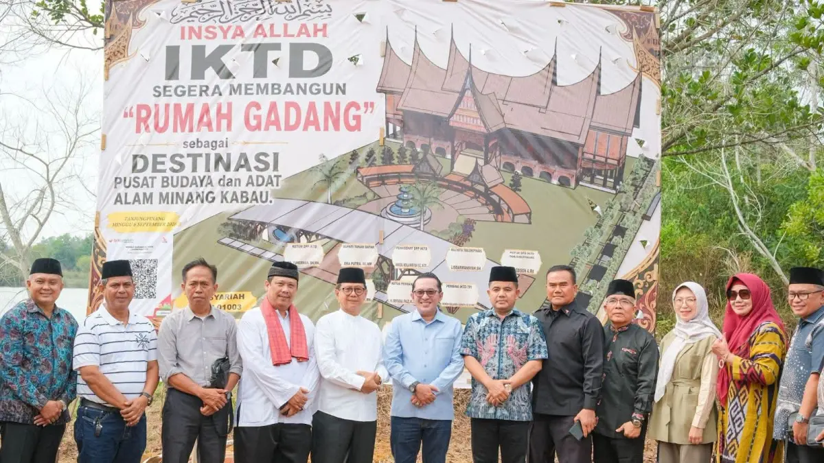 Foto bersama usai seremoni peletakan batu pertama pembangunan Rumah Gadang IKTD Kota Tanjung Pinang yang dihadiri Bupati Tanahdatar Eka Putra, Minggu (6/9/2026).