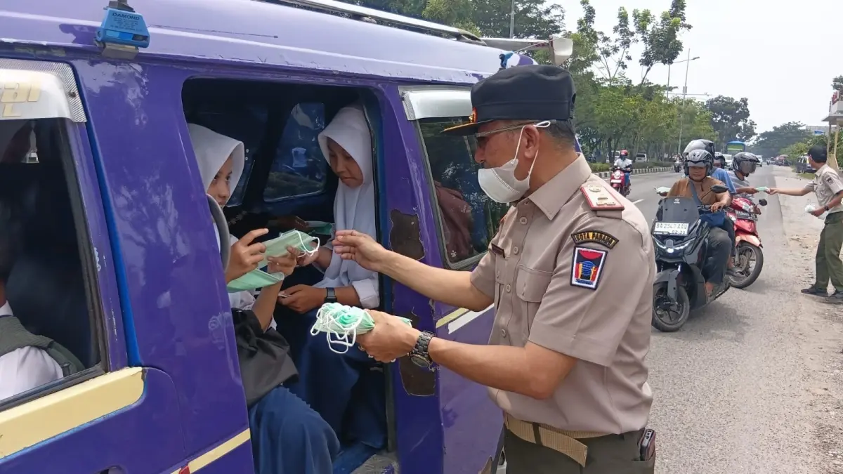Kualitas udara Padang masuk kategori sangat tidak sehat dengan ISPU 214. BPBD membagikan 11 ribu masker dan mengimbau warga waspada.