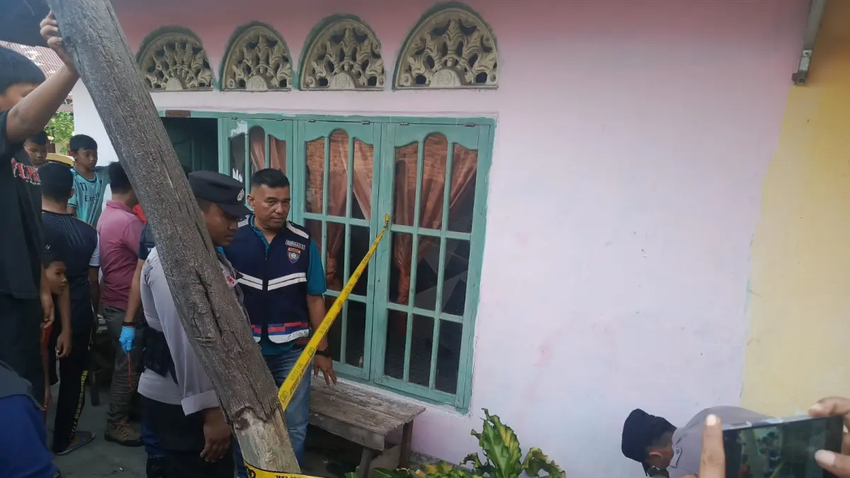 Petugas kepolisian melingkari tempat kejadian perkara dengan garis polisi (police line) di Korong Pasar Mudik, Nagari Lubuk Alung, Padangpariaman, Minggu (6/9/2026). (Foto: Polsek Lubuk Alung)