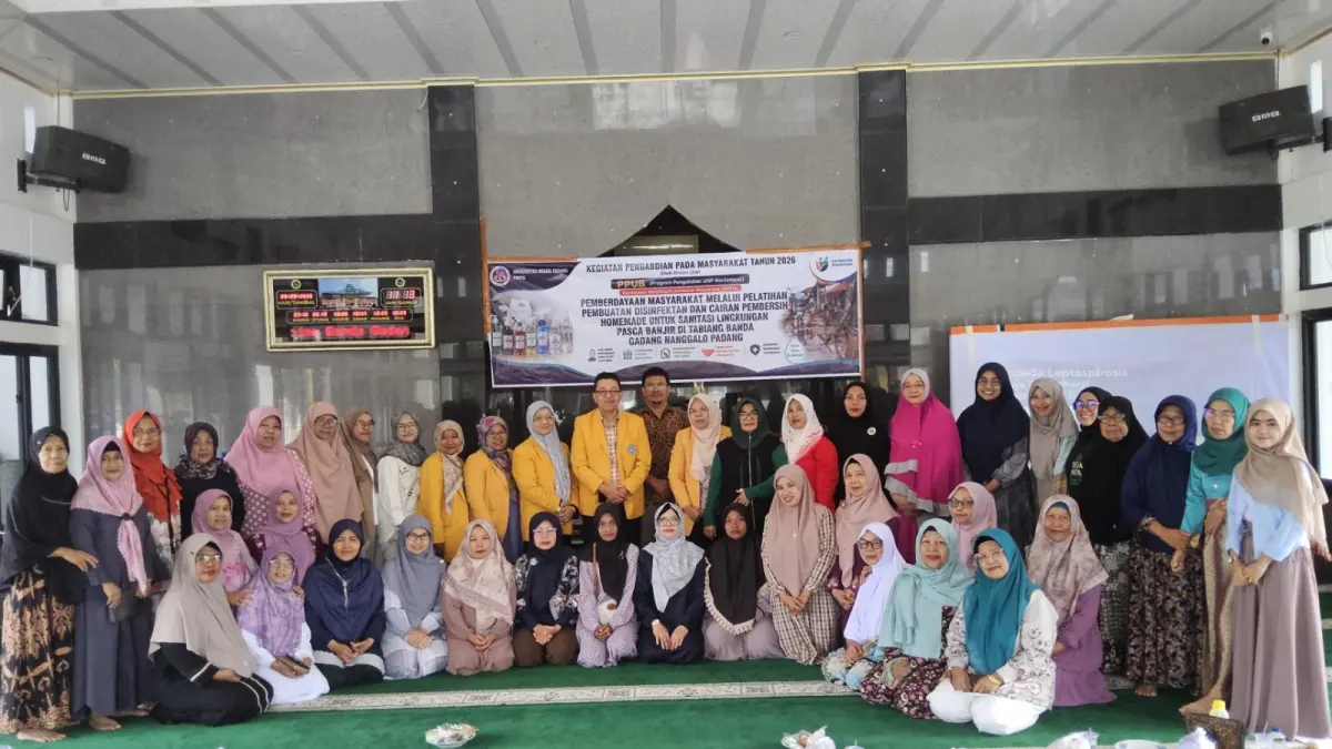 Tim Pengmas UNP foto bersama usai memberikan edukasi dan praktik pembuatan disinfektan serta cairan pembersih kepada warga Tabiang Banda Gadang, Kota Padang.