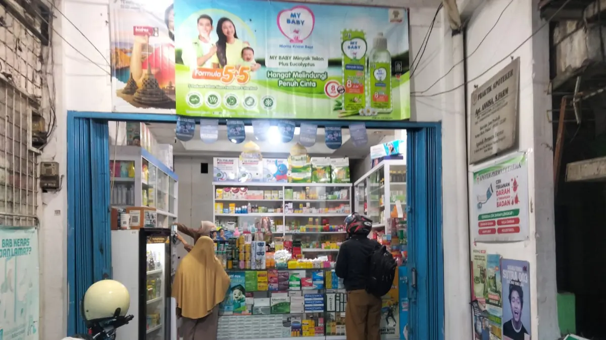 Warga Kota Padang mulai membeli masker dan obat batuk menyusul memburuknya kualitas udara akibat kabut asap, Senin (7/9/2026).