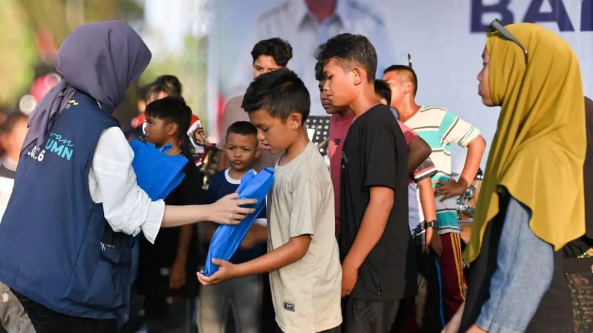 Bank Mandiri menyalurkan bantuan untuk masyarakat Nagari Kumango. (Foto: Corcom Mandiri)