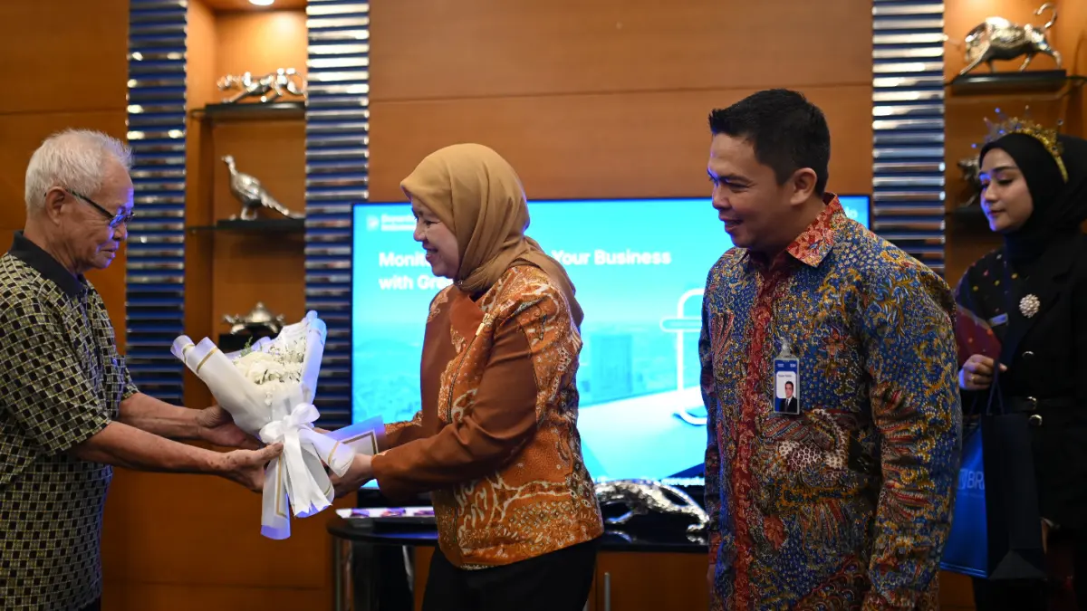 Direktur Treasury and International Banking BRI Farida Thamrin menyerahkan buket bunga kepada nasabah dalam peringatan Hari Pelanggan Nasional di Padang, Jumat (4/9/2026).