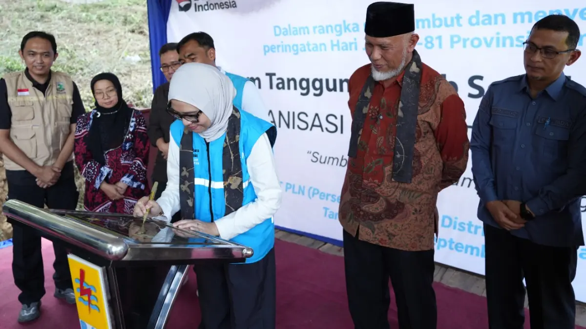 General Manager PLN UID Sumatera Barat Ririn Rachmawardini menandatangani prasasti peresmian Pompanisasi Irigasi Tenaga Surya Batang Manganan di Nagari Tanjung Barulak, Tanah Datar, Minggu (6/9/2026).