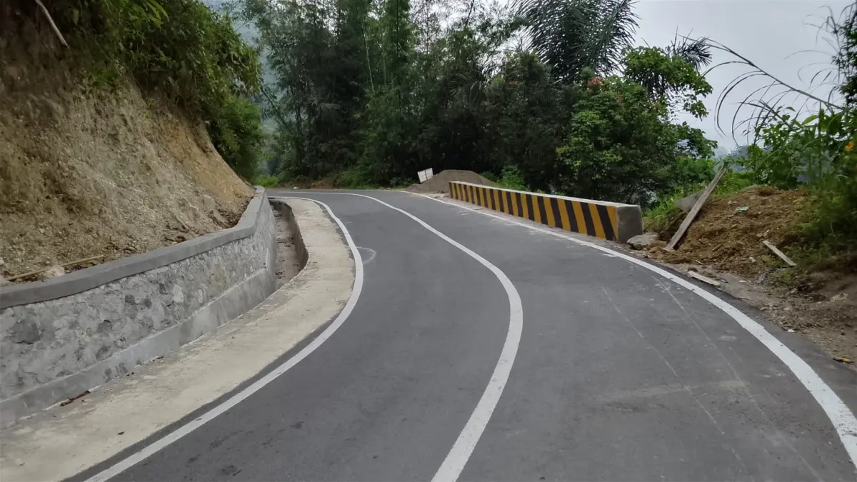 Jalan 4 Koto Silungkang Palembayan Agam kini mulus setelah diperbaiki Pemprov Sumbar.