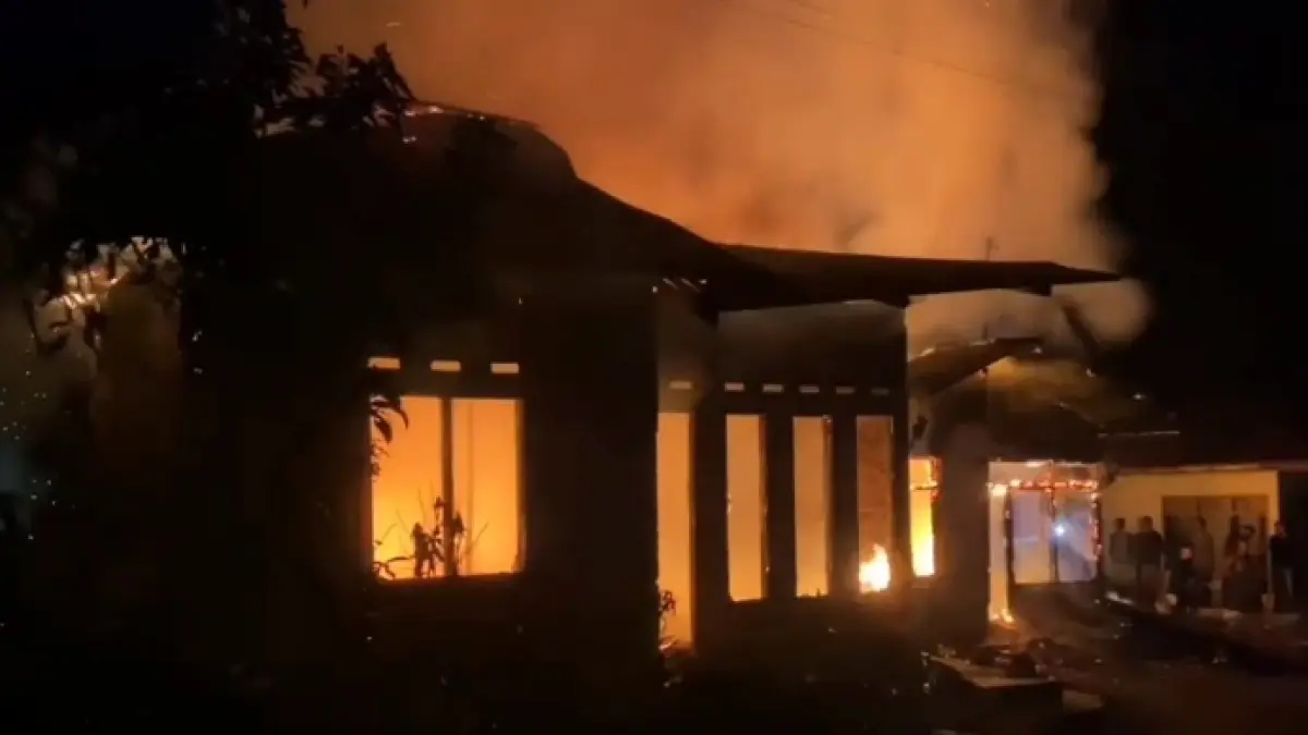 Kebakaran hanguskan dua unit rumah warga di Jorong Tabek Akiang, Nagari Tanjuang Bonai, Kecamatan Lintau Buo Utara, Kabupaten Tanahdatar, Senin (7/9/2026) malam.