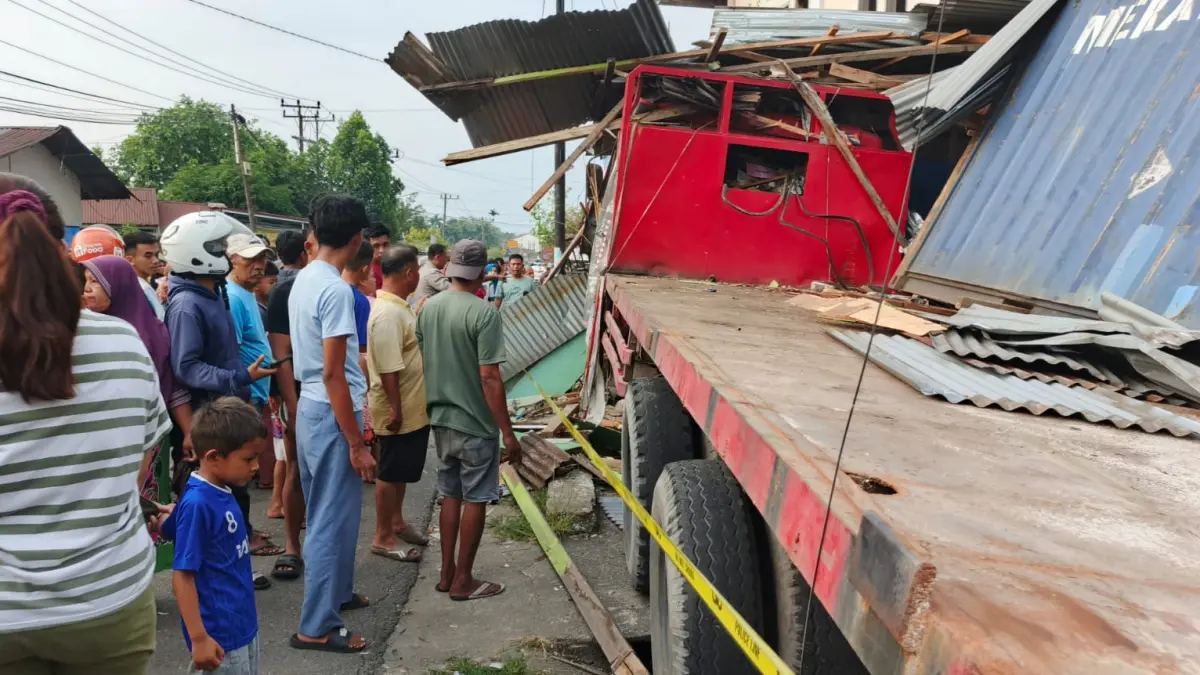 Kecelakaan tunggal truk kontainer yang menghantam tiga rumah warga di Pampangan, Padang, Selasa (8/9/2026).