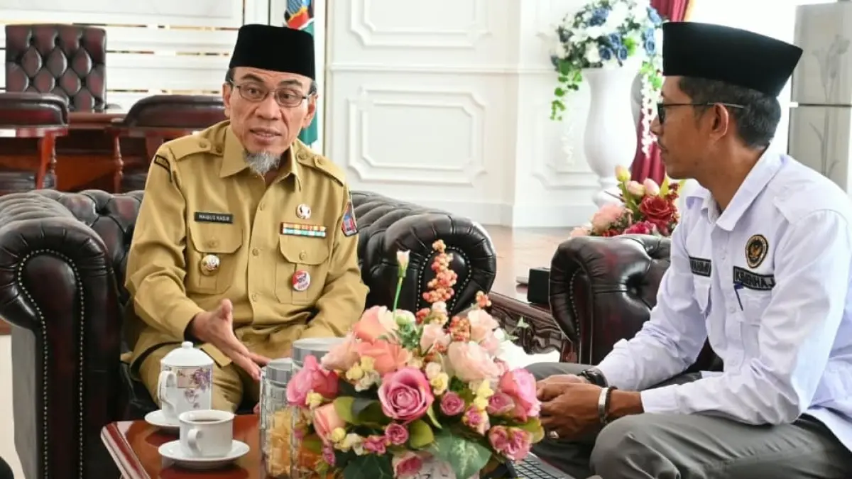 Maigus Nasir dan Zulfahmi membahas persiapan keberangkatan Haji 2027 di Padang. (Foto: Diskominfo)