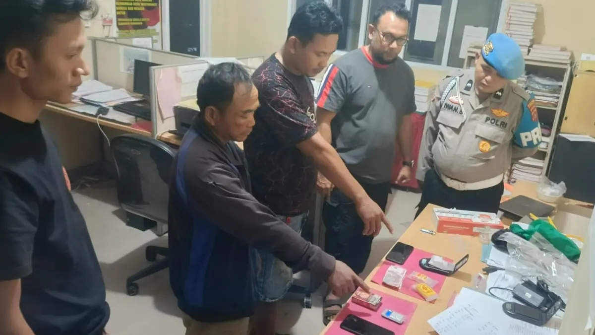 Penangkapan dua pria yang diduga terlibat transaksi sabu di Jorong Pisang Rebus, Sitiung, Dharmasraya, Senin (7/9/2026).