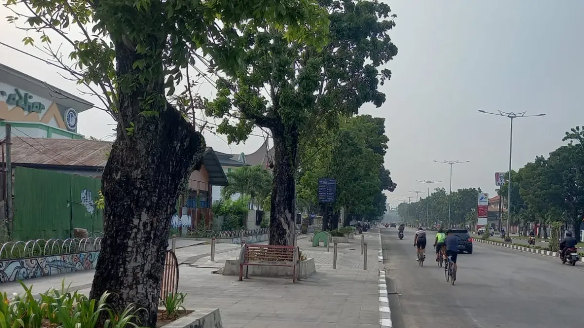 Tiga pesepeda melintas di Jalan Khatib Sulaiman, Kota Padang, Selasa (8/9/2026) sekitar pukul 09.00 WIB. Aktivitas warga di luar ruangan berlangsung saat kualitas udara Padang berada dalam kategori Tidak Sehat. (Sonialis/Padek)