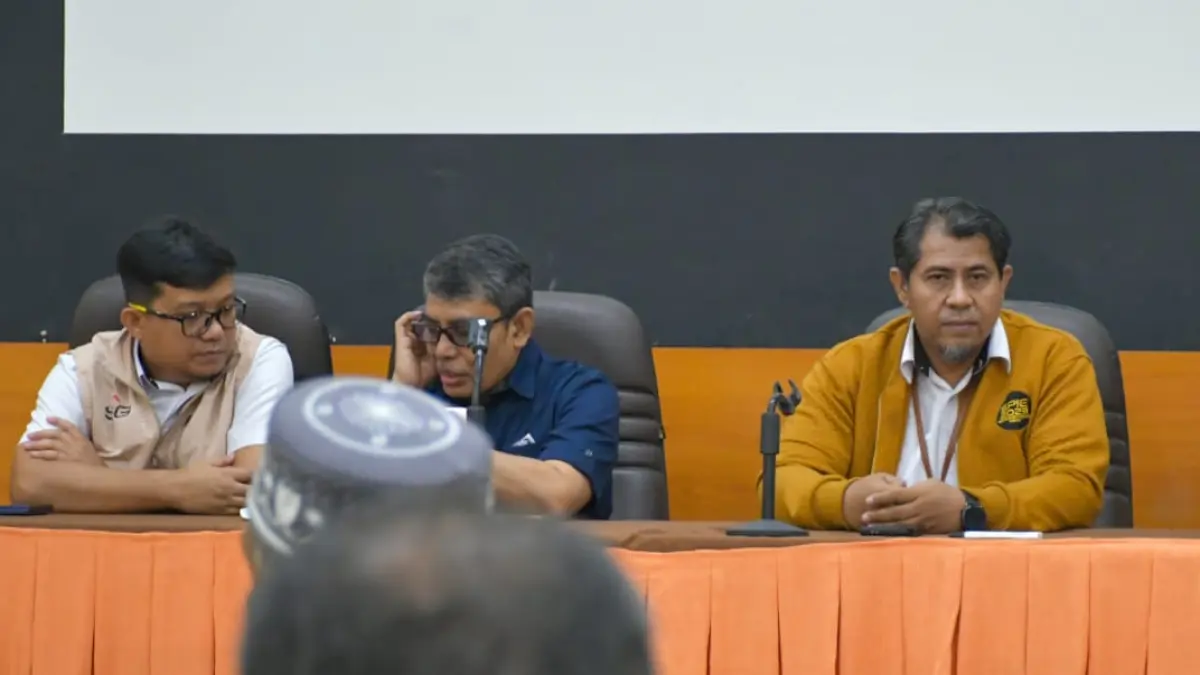 Kepala Unit Produksi Bata Interlock Presisi (BIP) & Aplikasi PT Semen Padang, Yelmi Arya Putra (kiri).