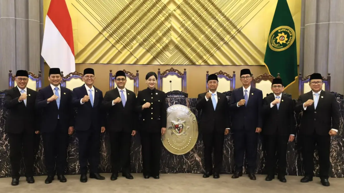 Ketua Dewan Komisioner OJK Friderica Widyasari Dewi foto bersama usai pelantikan pejabat OJK yang memperkuat struktur pengaturan dan pengawasan Bursa Mineral dan Komoditas Strategis (BMKS) di Jakarta, Rabu (9/9/2026).