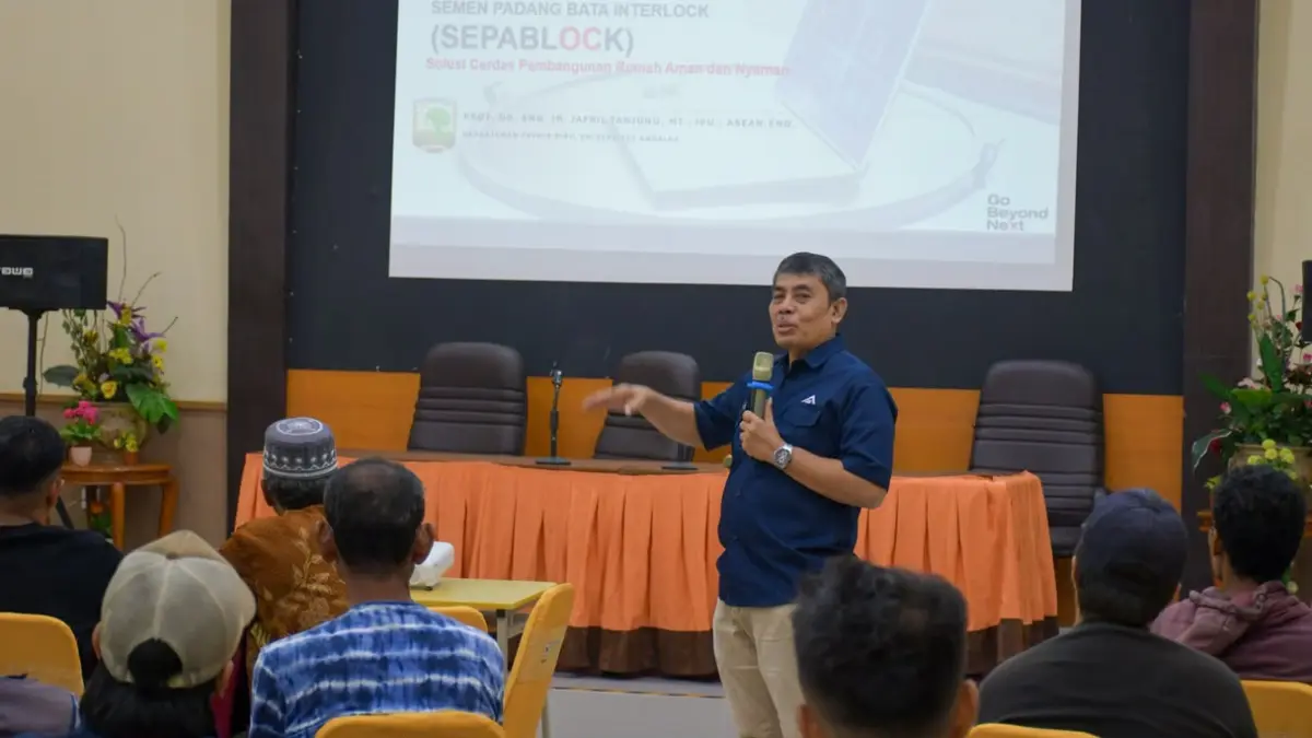 Pelatihan Tukang SEPABLOCK PT Semen Padang menghadirkan Guru Besar Departemen Teknik Sipil Unand Prof. Jafril Tanjung sebagai instruktur di Padang, Selasa (8/9/2026).