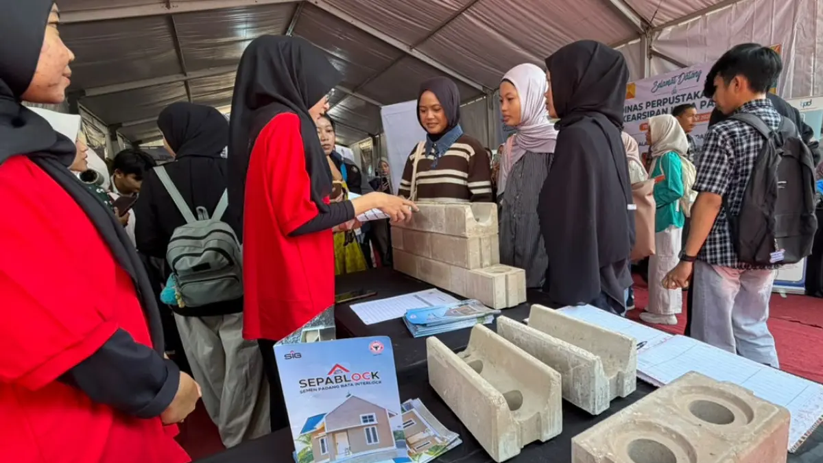 Pengunjung mengamati instalasi SEPABLOCK di stan PT Semen Padang pada Festival Literasi Sumbar 2026, Selasa (8/9/2026).