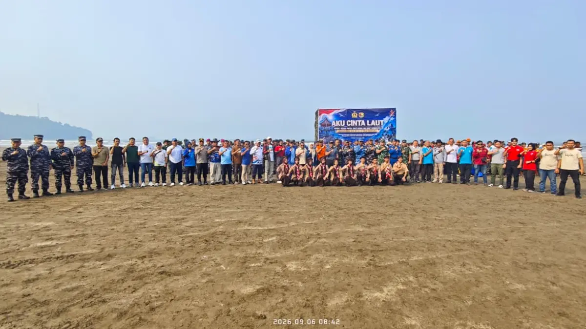 Sebanyak 145 peserta dari berbagai unsur mengikuti Gerakan Bersih Pantai bertajuk “Aku Cinta Laut” di Pantai Air Manis, Kota Padang, Minggu (6/9/2026).