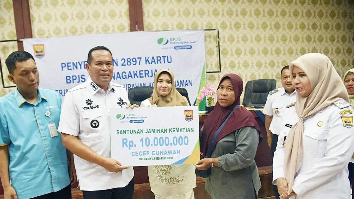 Wali Kota Pariaman Yota Balad menyerahkan santunan Rp10 juta kepada ahli waris almarhum Cecep Gunawan melalui Program Tuwai Ketan, Rabu (9/9/2026).
