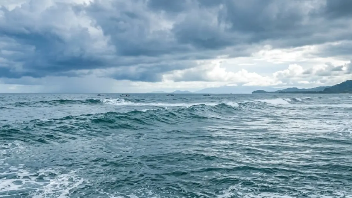 BMKG Maritim Teluk Bayur memprakirakan gelombang hingga 3,4 meter pada 11–14 September 2026. (Foto ilustrasi AI)