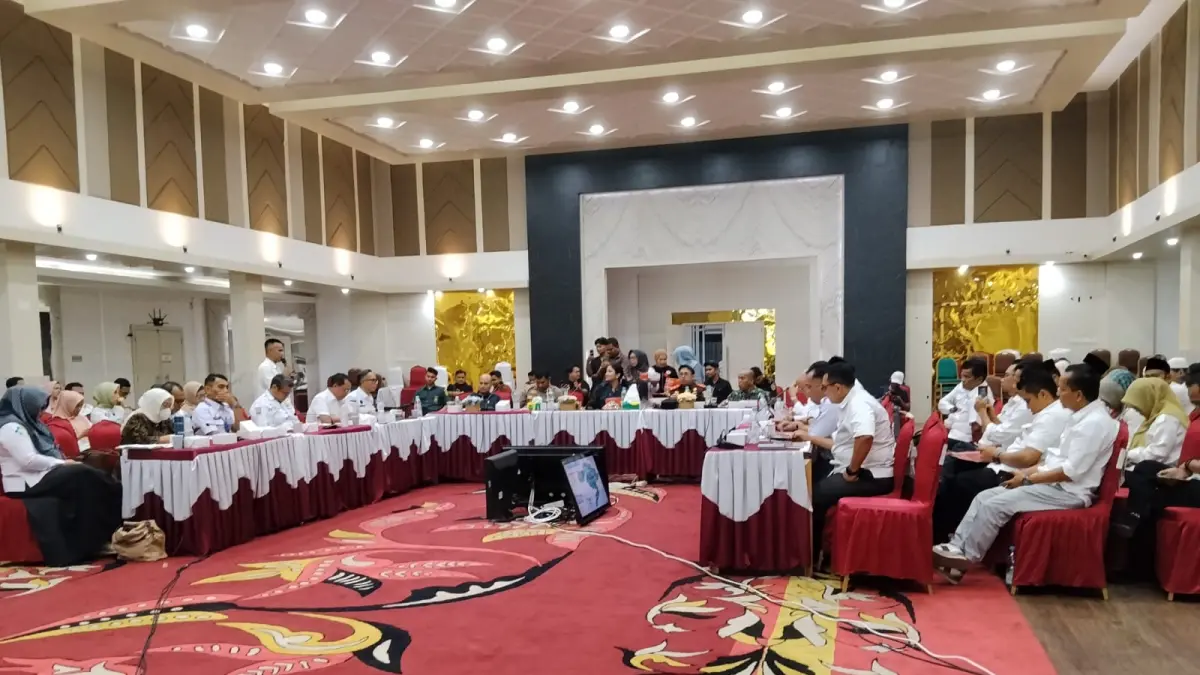 Bupati Dharmasraya Annisa Suci Ramadhani pimpin rapat penanganan Karhutla bersama unsur Forkopimda. (ZULFIA/PADEK)