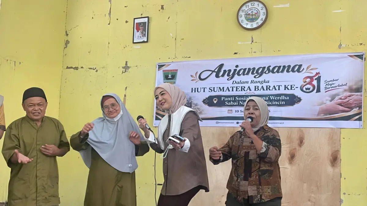 Dianita Maulin Vasko bernyanyi dan menari bersama para lansia saat mengunjungi PSTW Sabai Nan Aluih Sicincin, Kamis (10/9/2026).
