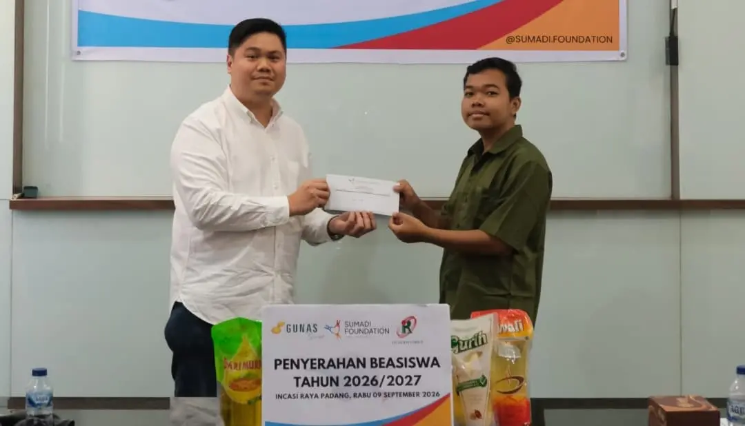 Eric Gunawan menyerahkan bantuan beasiswa kepada 14 mahasiswa tahun akademik 2026/2027. (Foto: Humas)