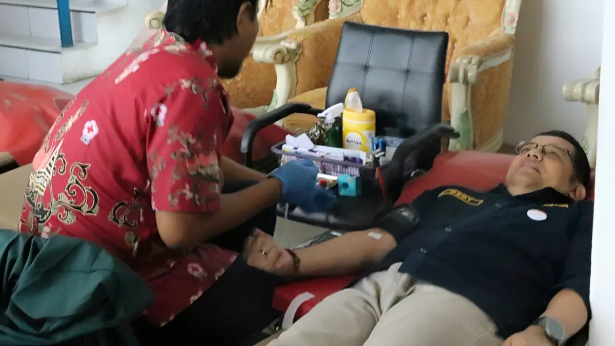 Kadishub Sumbar Dedy Diantolani mendonorkan darah dalam rangkaian HUT Perhubungan 2026, Kamis (10/9/2026).