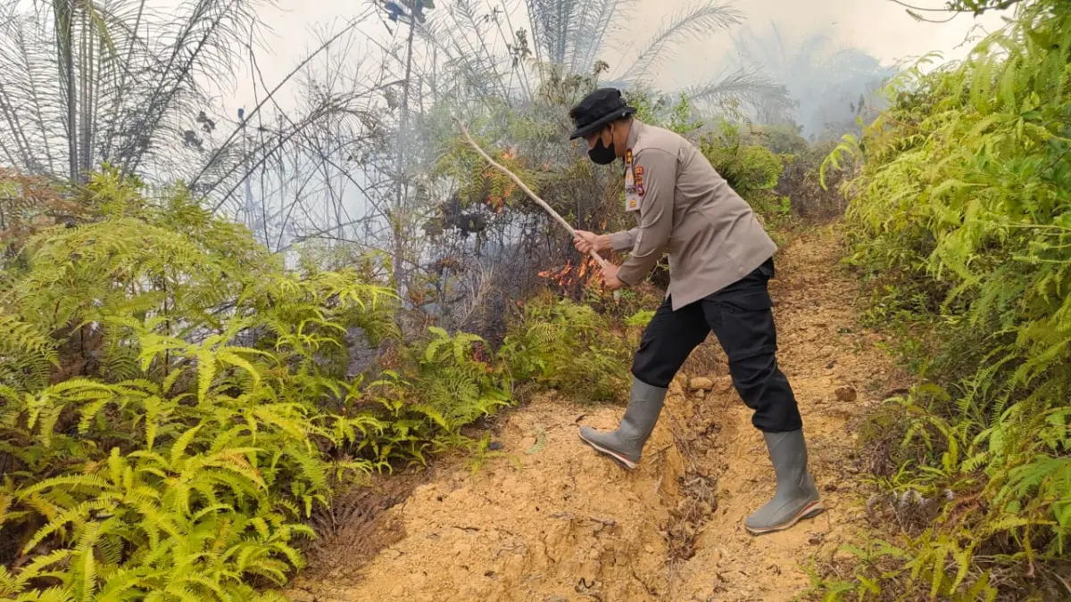 Kapolres Dharmasraya AKBP Kartyana Widyarso Wardoyo Putro dan jajarannya serta pihak Nagari padamkan Karhutla yang terbakar. (DOKUMENTASI PRIBADI)