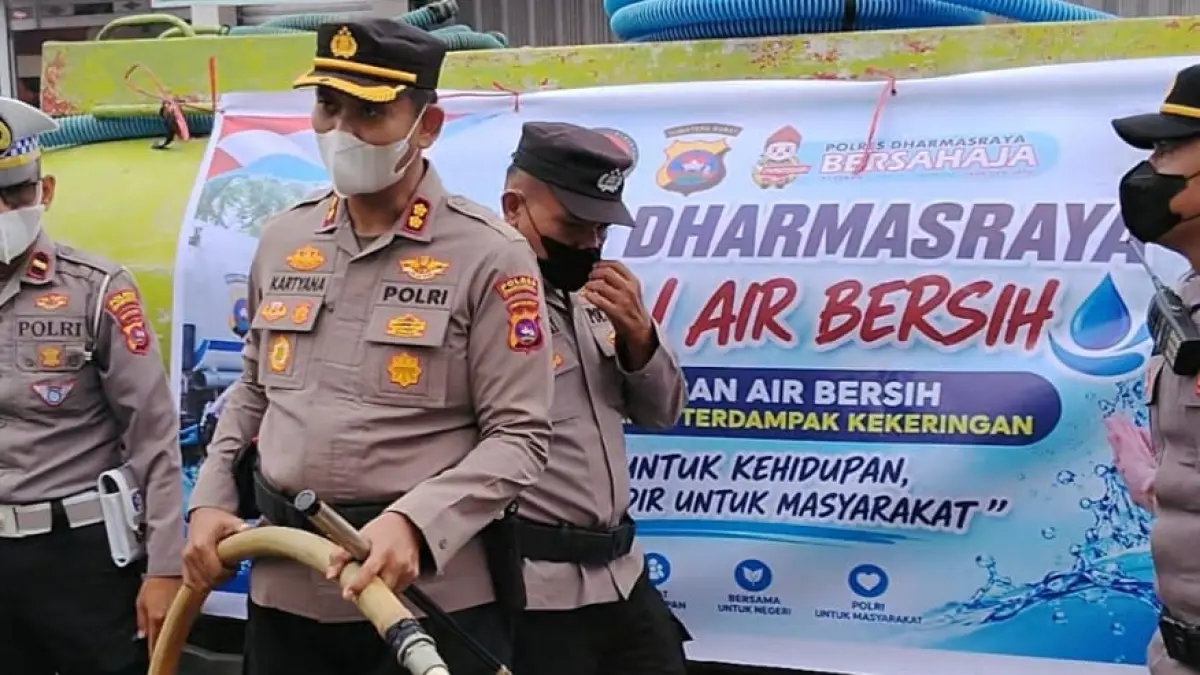Kapolres Dharmasraya bersama pemkab mendistribusikan air bersih kepada warga terdampak kekeringan di Kecamatan Pulau Punjung, Kamis (10/9/2026).