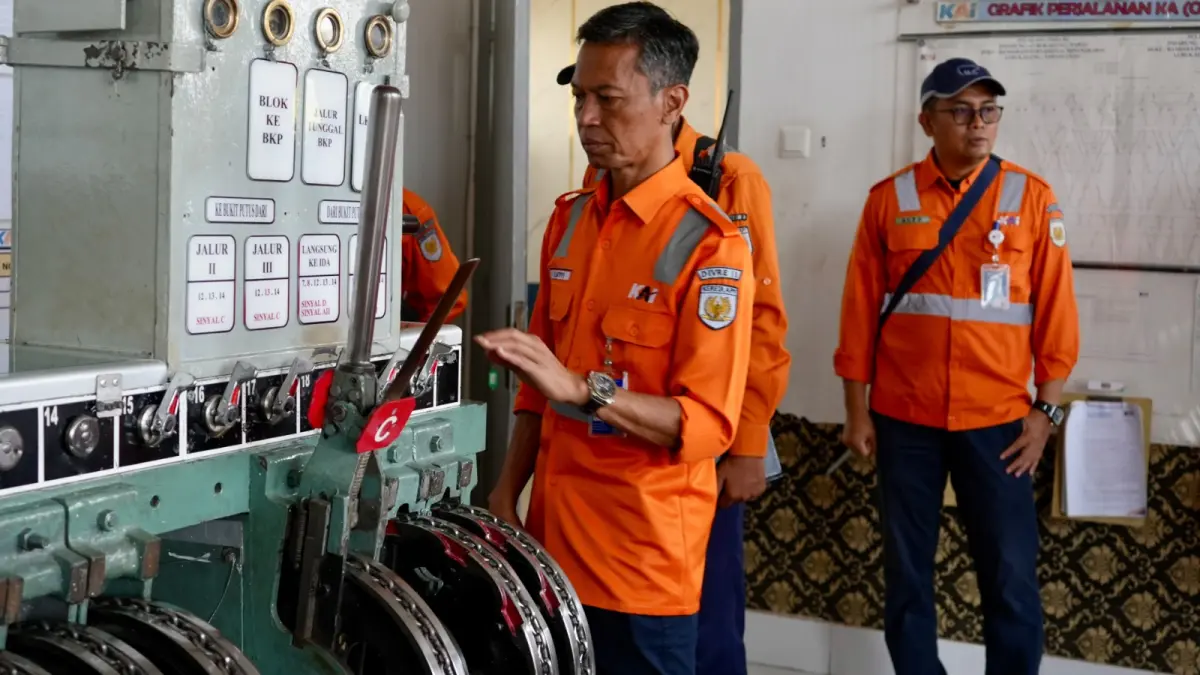 Kepala KAI Divre II Sumbar Lutfi Wijaya mengecek kondisi rel, bantalan, ballast, wesel, dan sistem persinyalan, Kamis (10/9/2026).