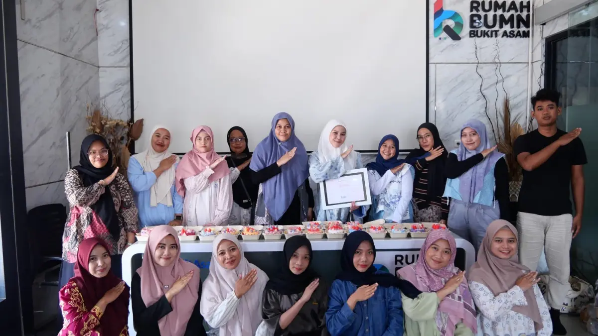Peserta pelatihan pembuatan lilin aromatik berbentuk kue di Rumah BUMN Bukit Asam. (Foto: Corcom PTBA)