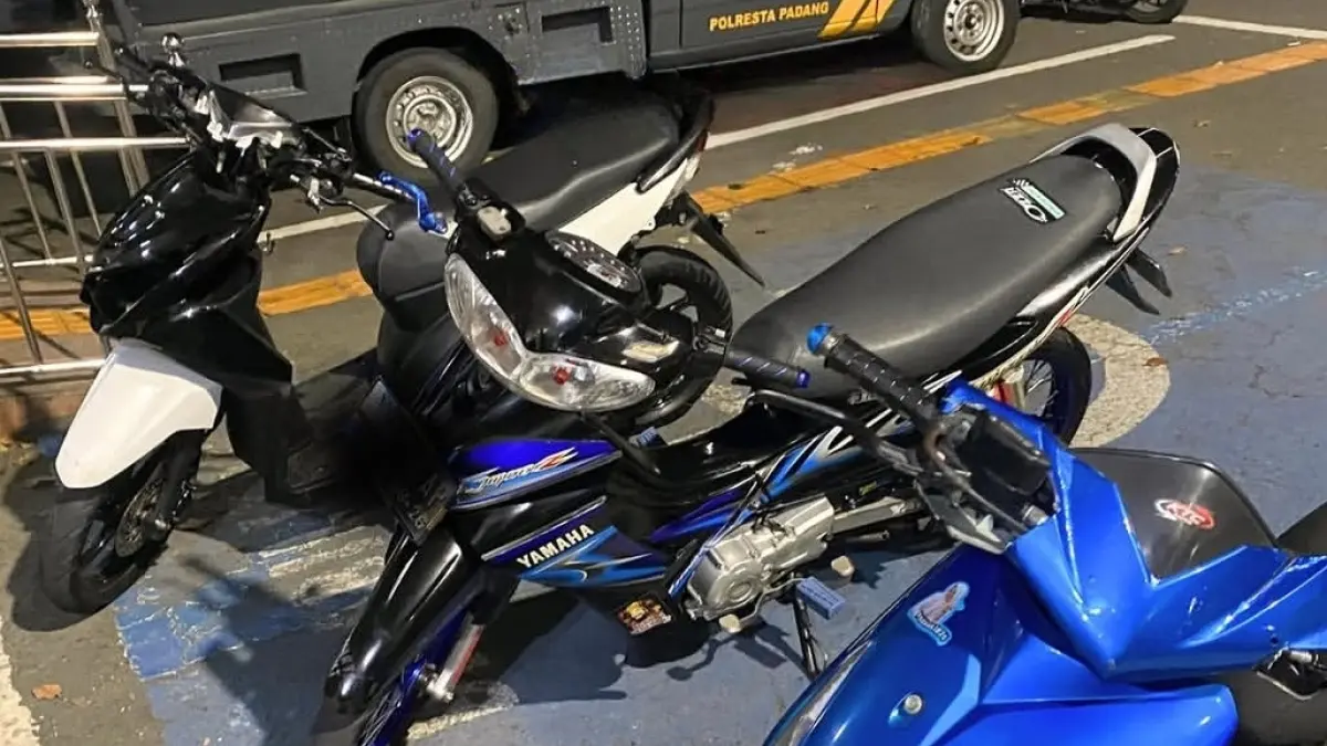 Petugas Timsus Charlie Polresta Padang menyita sepeda motor berknalpot brong milik remaja di kawasan Taman Melati, Kamis dini hari (10/9/2026).