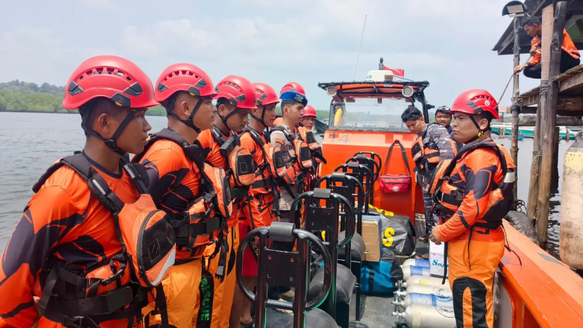 Tim SAR Mentawai bersiap berangkat menuju lokasi KMP Gambolo yang mengalami gangguan propeler di Selat Mentawai, Kamis (10/9/2026).