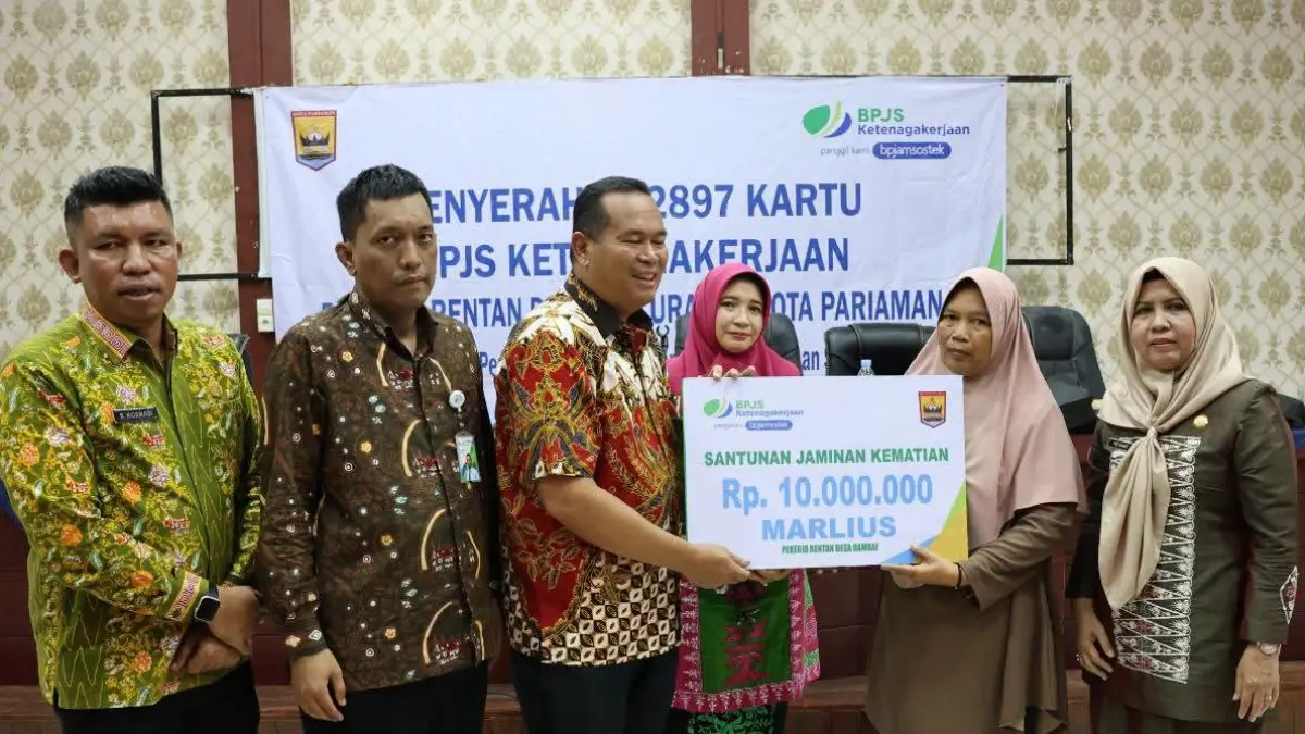 Wali Kota Pariaman Yota Balad menyerahkan santunan Rp10 juta kepada ahli waris almarhum Marlius dalam kegiatan BPJS Ketenagakerjaan, Kamis (10/9/2026).