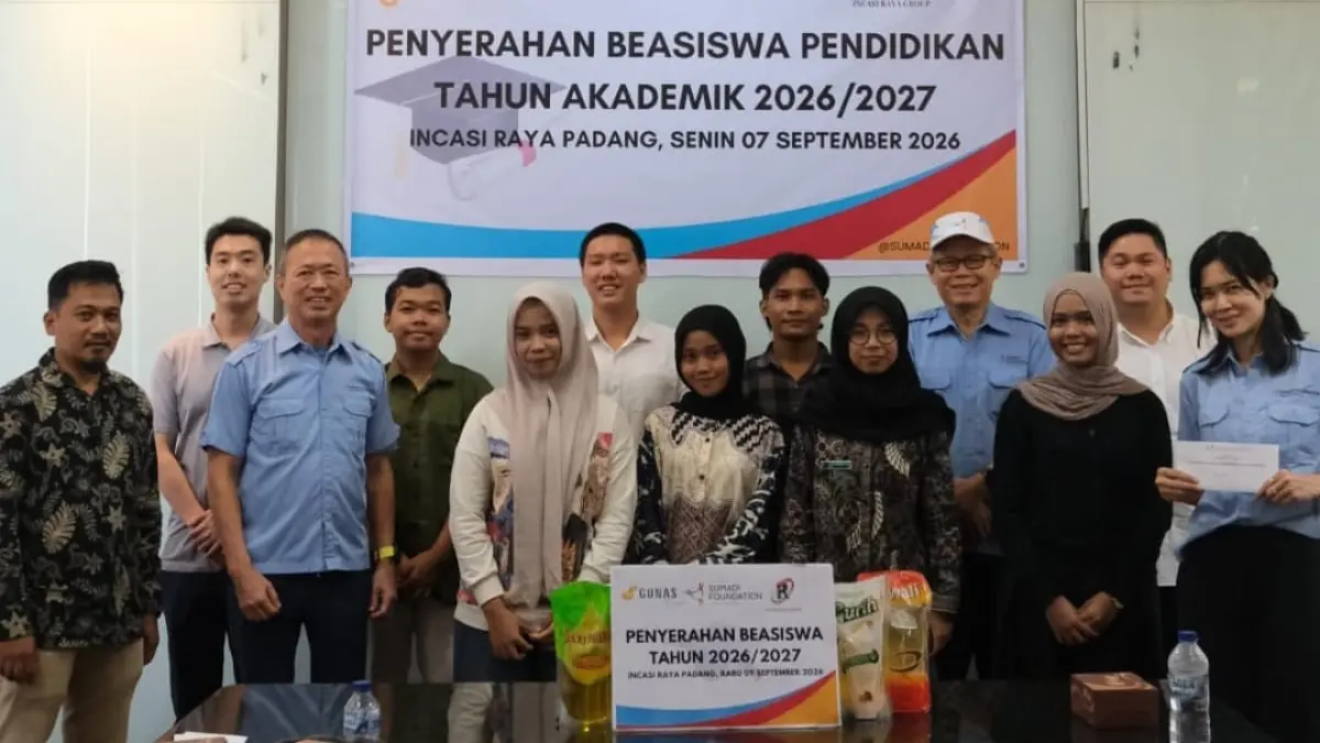 Yayasan Sumadi menyerahkan bantuan beasiswa kepada 14 mahasiswa tahun akademik 2026/2027. (Foto: Humas)