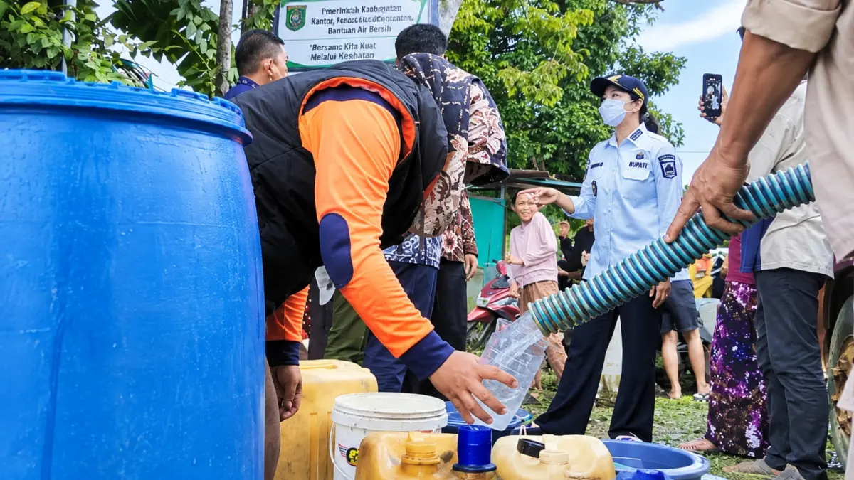 Bupati Dharmasraya Annisa Suci Ramadhani memantau distribusi air bersih bagi masyarakat terdampak kekeringan di Dharmasraya, Jumat (11/9/2026).