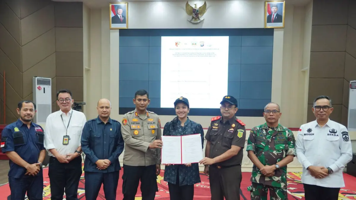 Bupati Dharmasraya Annisa Suci Ramadhani memperlihatkan hasil kesepakatan rapat Forkopimda tentang pencegahan dan penanggulangan karhutla, Rabu (9/9/2026).