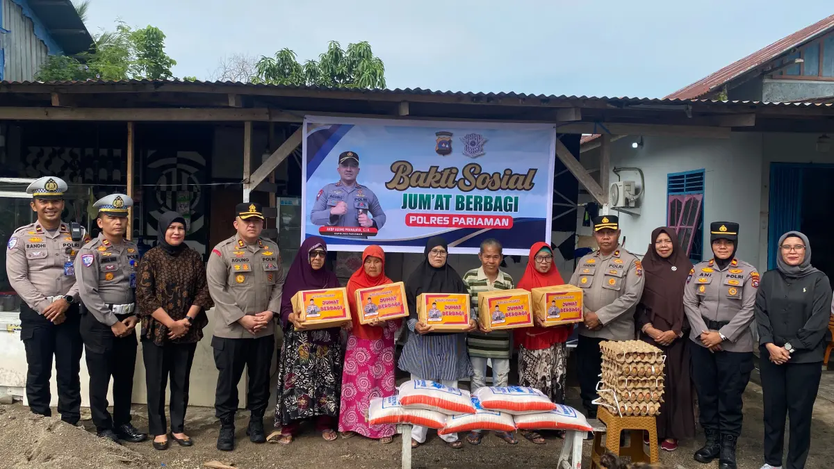 Kapolres Pariaman AKBP Agung Pranajaya bersama jajaran menyisir permukiman dan mendatangi rumah warga untuk menyalurkan bantuan sembako melalui program Jumat Berbagi.