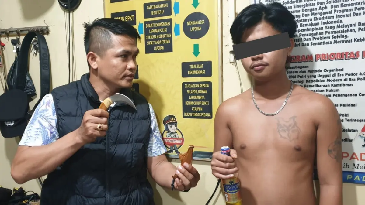 Terduga pelaku berinisial D (21) menjalani pemeriksaan oleh petugas di Mapolresta Padang, Jumat (11/9/2026). (Polresta Padang)