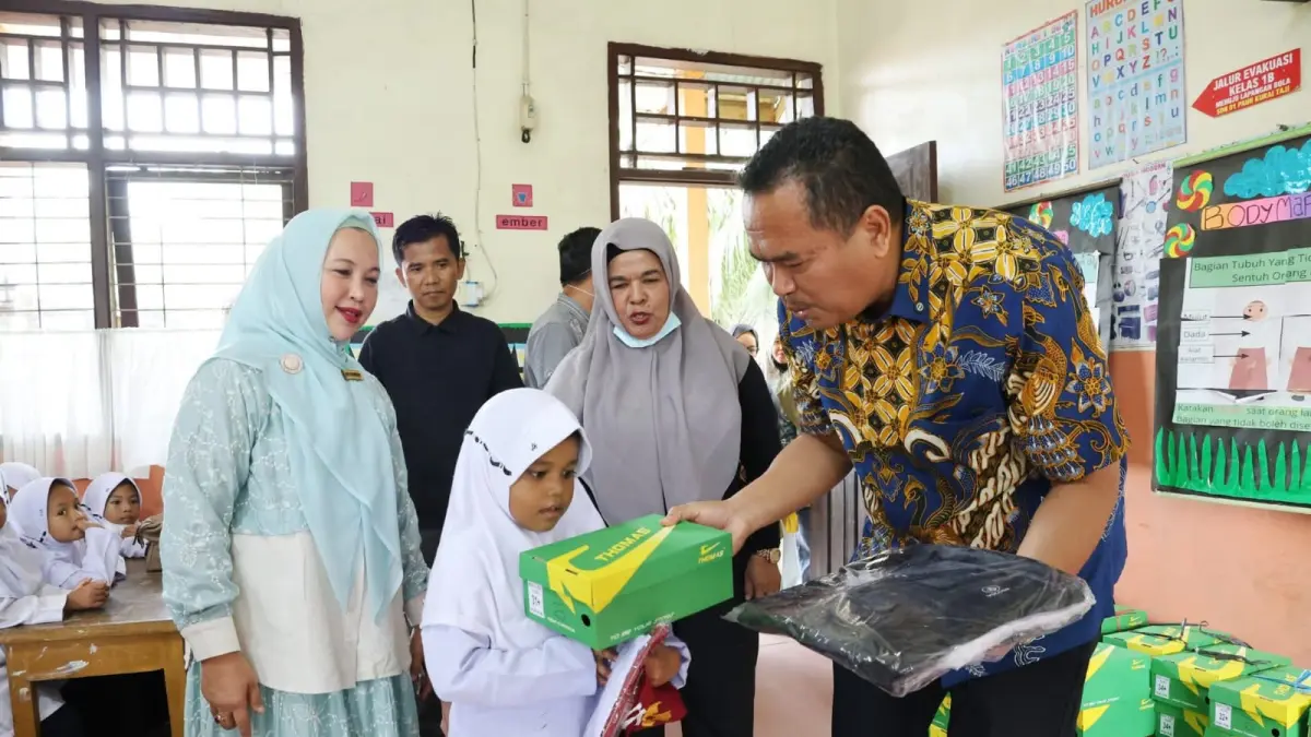 Wali Kota Pariaman Yota Balad menyerahkan seragam sekolah gratis kepada siswa SD kelas 1, Jumat (11/9/2026).