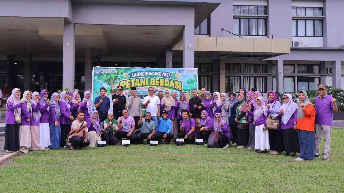 Wali Kota Payakumbuh Zulmaeta menanam bawang merah saat meluncurkan program PETANI BERDASI di halaman Kantor Wali Kota Payakumbuh, Jumat (11/9/2026).