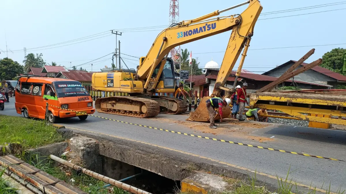 BPJN Sumbar mulai memasang box culvert untuk mengganti Jembatan Gudang A di KM 12 Jalan Nasional Adinegoro, Sabtu (12/9/2026).