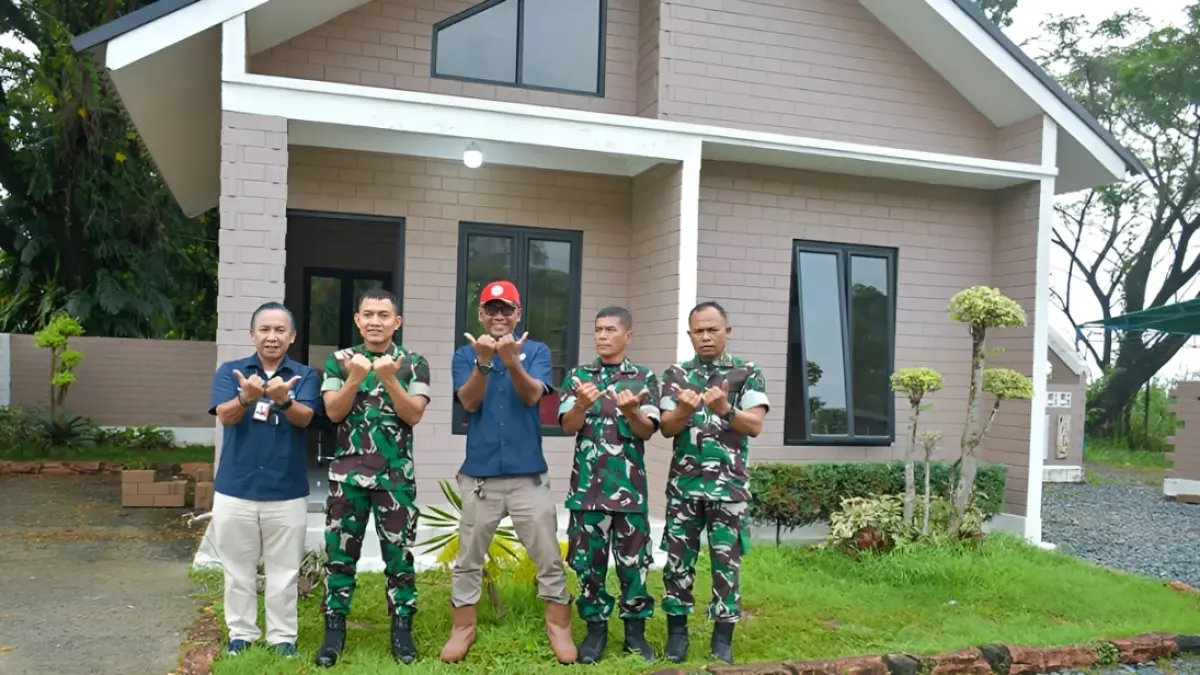Dandim 0312/Padang Letkol Inf Faiq Fahmi berfoto di depan rumah contoh SEPABLOCK di kompleks PT Semen Padang, Kamis (10/9/2026).