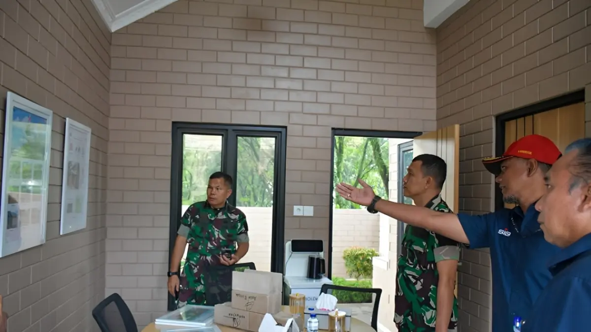 Dandim 0312/Padang Letkol Inf Faiq Fahmi bersama rombongan meninjau rumah contoh SEPABLOCK di PT Semen Padang, Kelurahan Indarung.