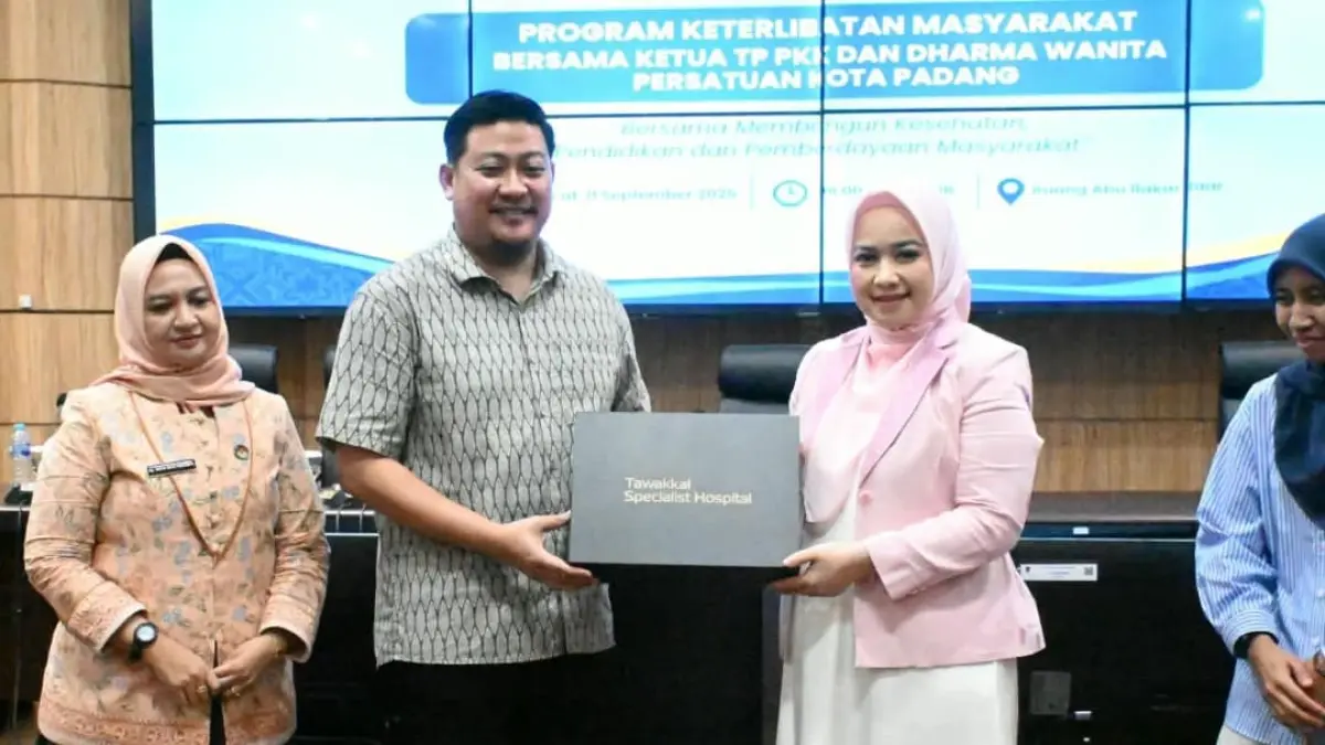 Delegasi KPJ Healthcare University Malaysia menyerahkan cenderamata usai mengikuti program keterlibatan masyarakat di Balai Kota Padang. (Foto: Diskominfo)