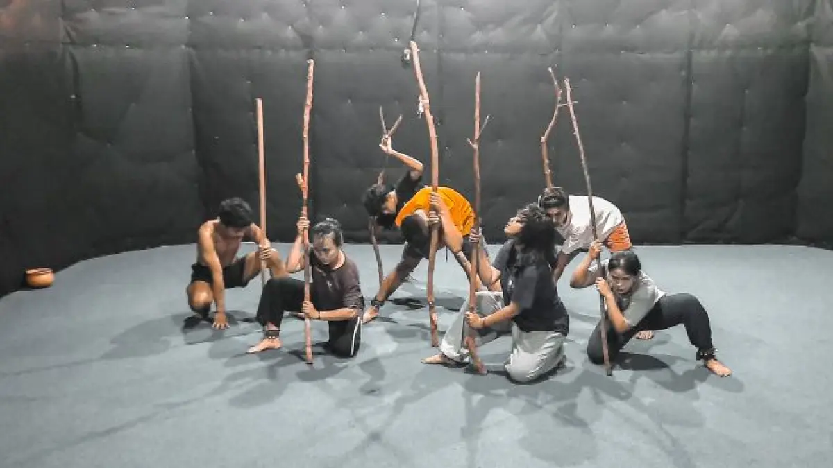 Pertunjukan Bala Bhumi karya Afrizal Harun dari Komunitas Seni Hitam-Putih mengangkat isu kerusakan lingkungan dan bencana ekologis di Taman Budaya Sumbar. Foto Denny Cidaik.