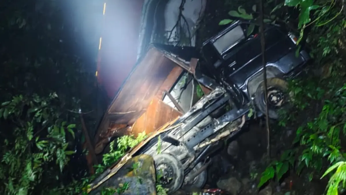 Truk rute Padang–Tembilahan terjun ke jurang Sitinjau Lauik, Sabtu dini hari.