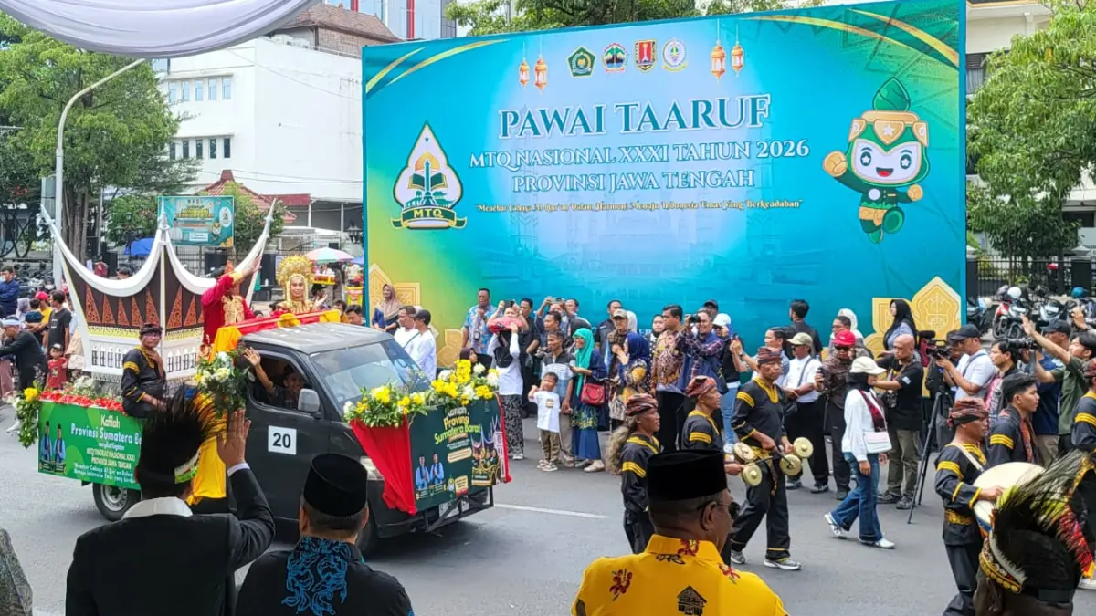 Kafilah Sumbar membawa miniatur Masjid Raya Syekh Ahmad Khatib Al Minangkabawi saat Pawai Ta’aruf MTQ Nasional XXXI di Semarang.