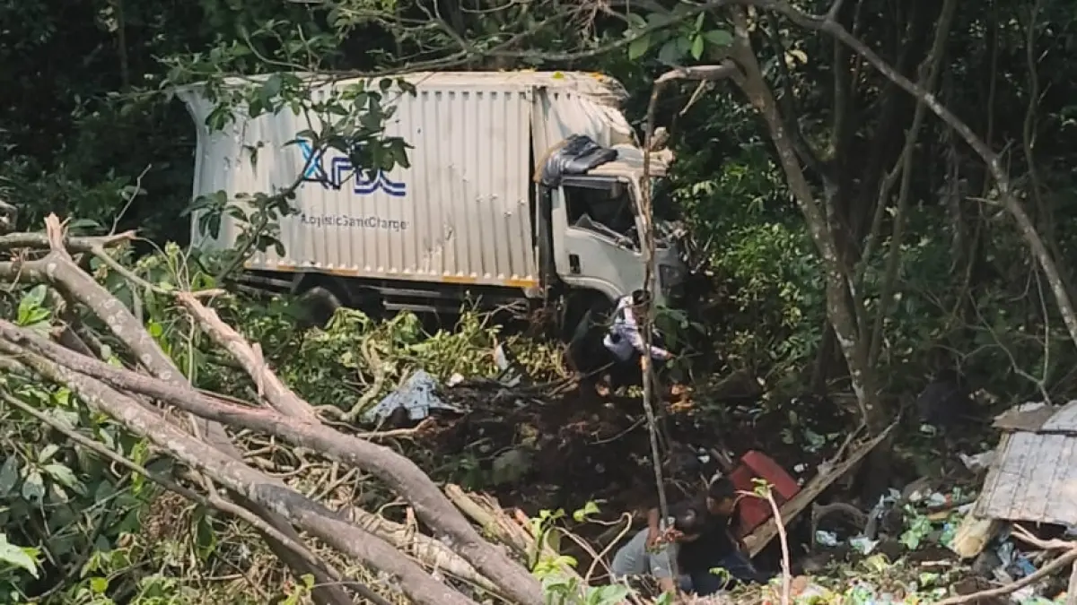 Kondisi truk box yang jatuh ke jurang di kawasan Bukit Berbunga, Silaing Bawah, Padangpanjang, Minggu (13/9/2026). (Satlantas Polres Padangpanjang)